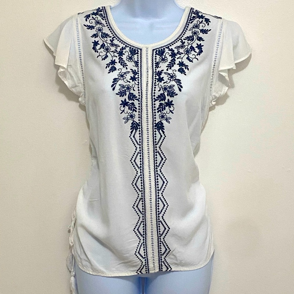 Time and Tru Peasant type embroidered top 8-10 very soft and lovely looking 💙
